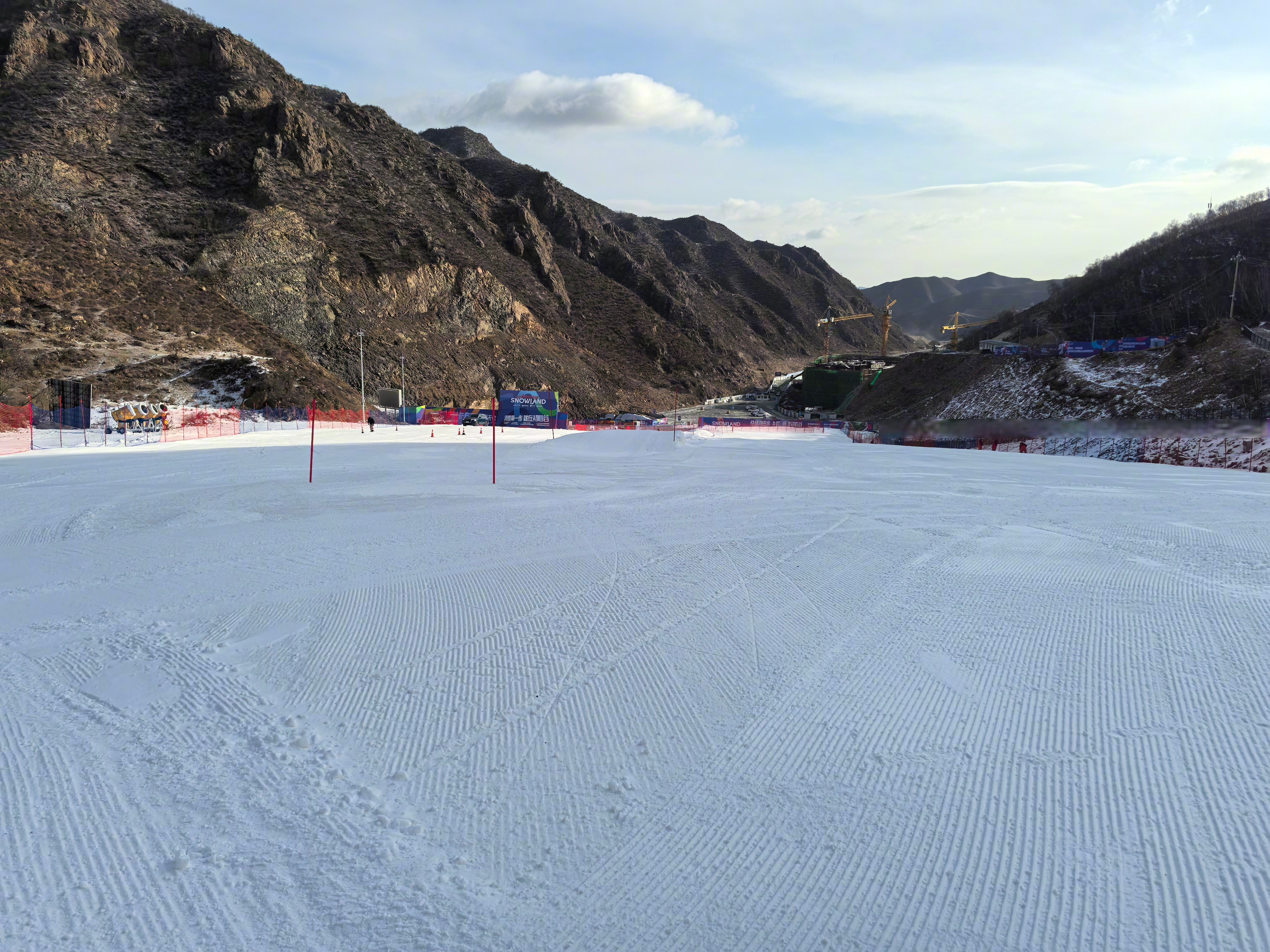 雪道,中午开始团建,大家随便玩,上午趁着大家还没到,包场拍摄点内容