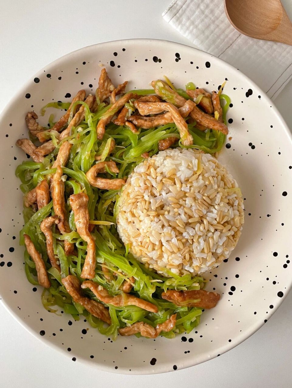 一人食 | 莴笋肉丝盖饭 #冬日下厨计划# 莴笋脆嫩的口感,肉丝嫩滑十分