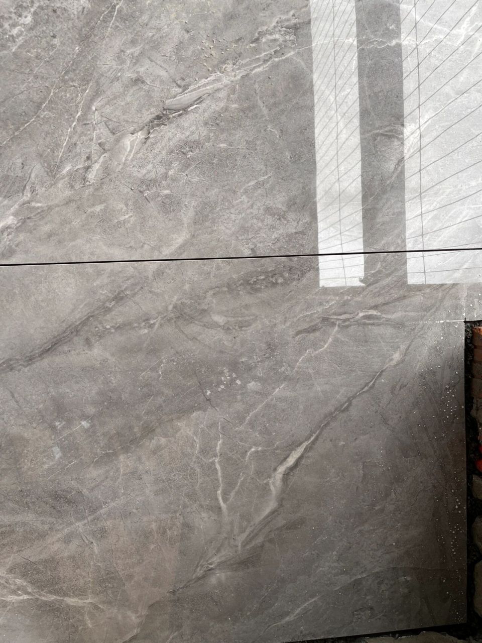 贴瓷砖了,鼎立瓷砖 外出旅游了前一个星期,刚好遇到贴瓷砖的时候外出.