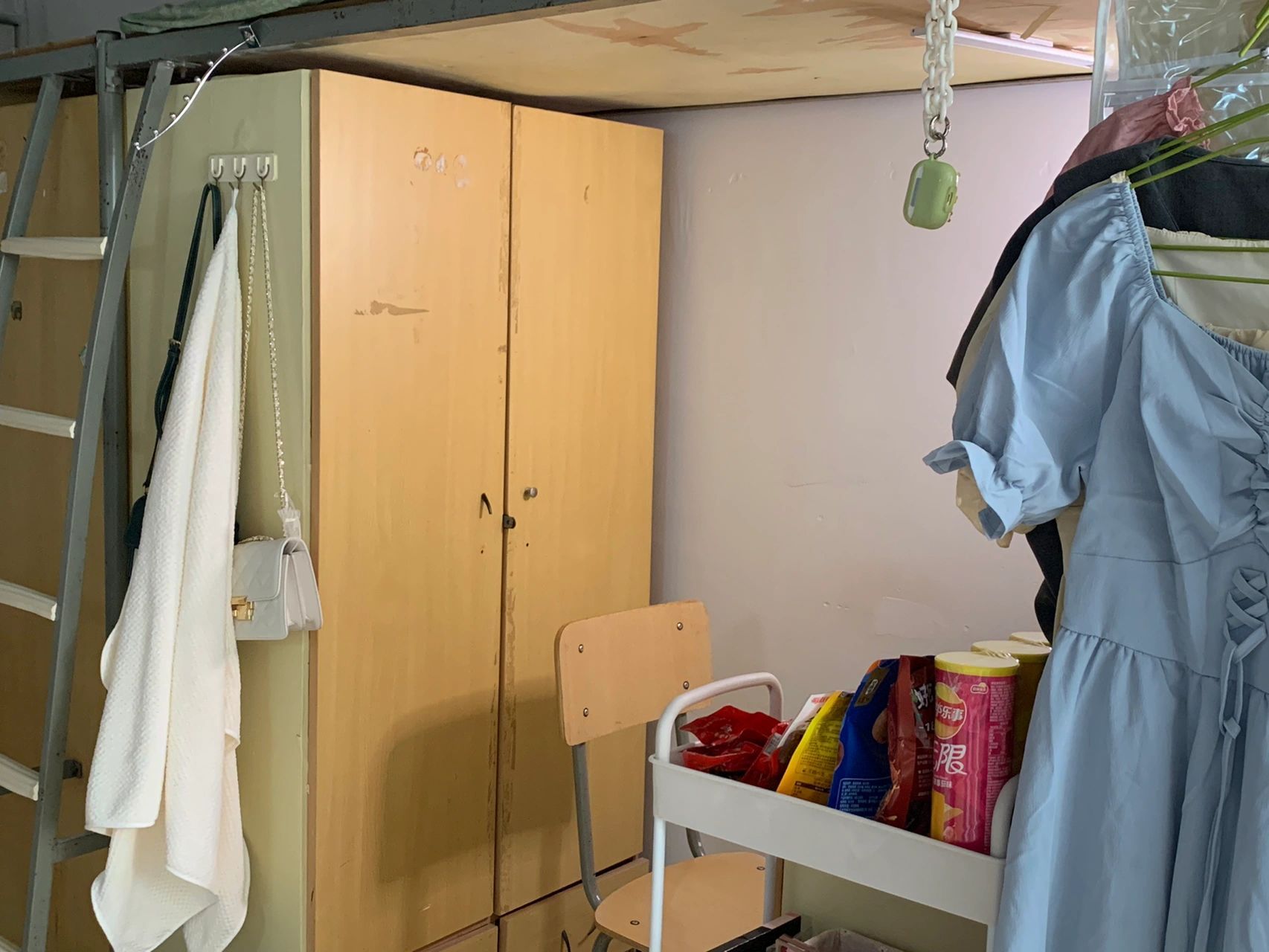 分享一下江财枫林园宿舍 标配四人间 上床下桌 独卫独浴 这种内空间