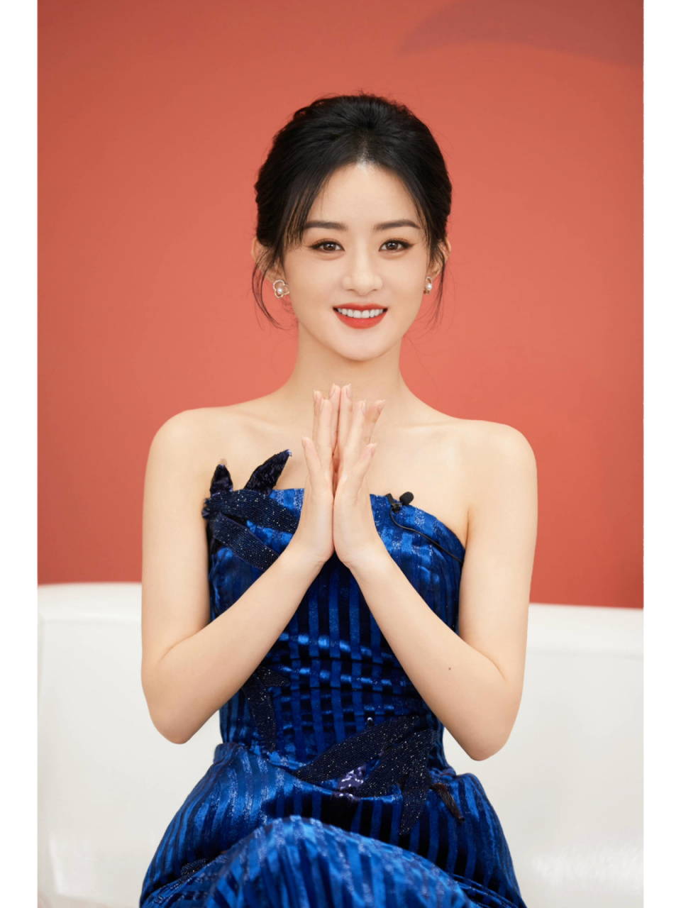 盘发造型,温婉优雅,尽显大气端庄的东方韵味 	 #赵丽颖##赵丽颖同款