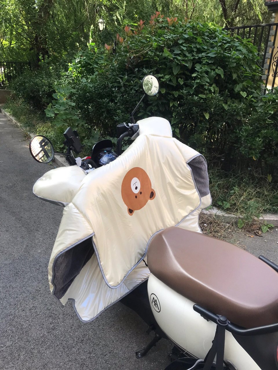高颜值电动车挡风被来啦 天冷了,配上了高颜值挡风被,感觉暖暖的!