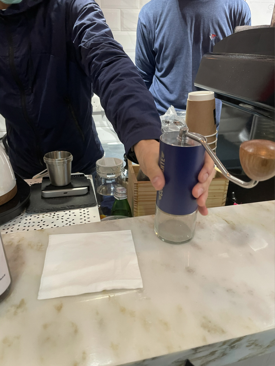 慢节奏的藏身之所 刚到香港时我带着咖啡豆不知何处可去,在洗证件照时