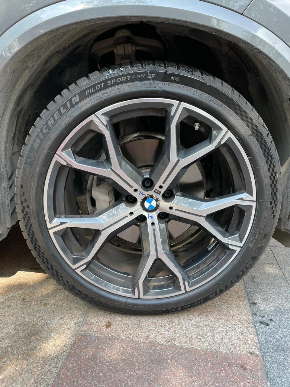 宝马x5更换米其林275/40r21 315/35r21 ps4 suv星标防爆轮胎