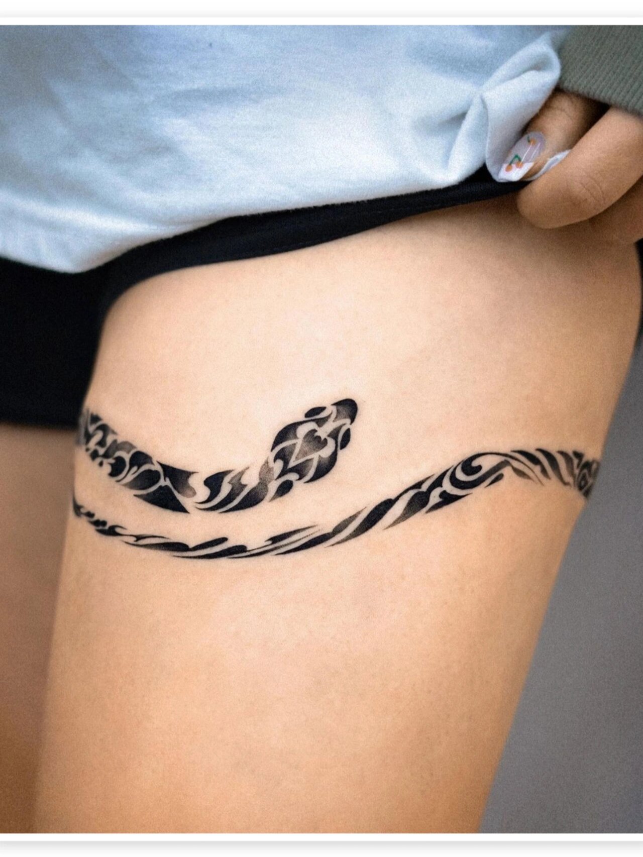 性感的纹身 大腿一圈图腾风格的蛇,很性感很酷 这个部位纹身其实不疼