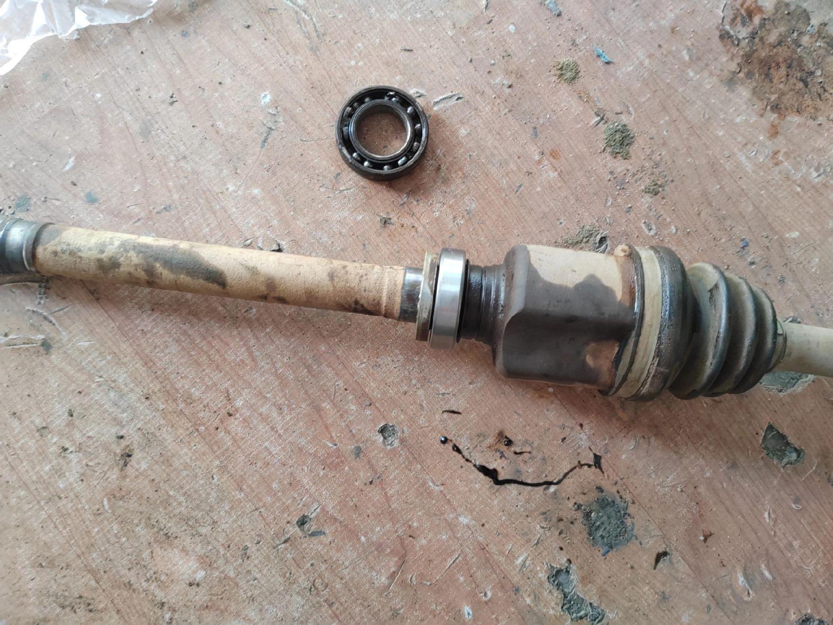 东风风神s30行驶中有吱吱异响,经检查底盘发现右侧半轴过桥轴承损坏