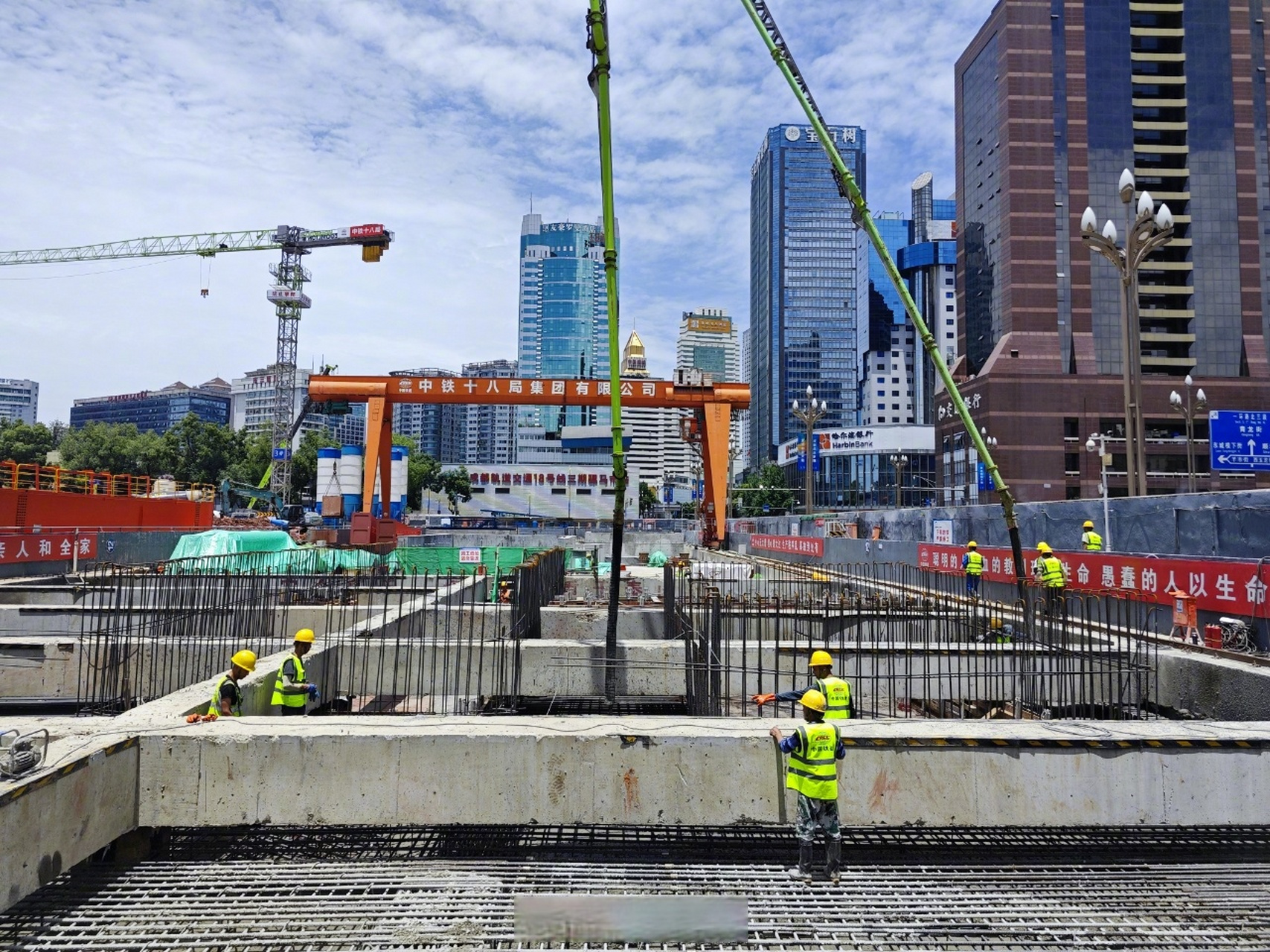 骡马市站主体结构封顶】7月15日,随着最后一块顶板砼浇筑完成,成都
