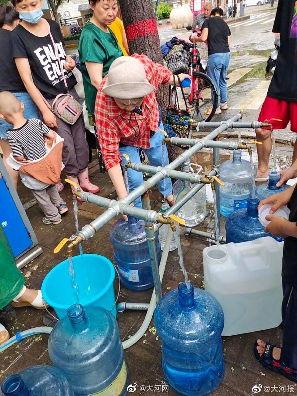 【临时取水点水质合格,今天郑州还将新设取水点】21日上午,郑州市区东