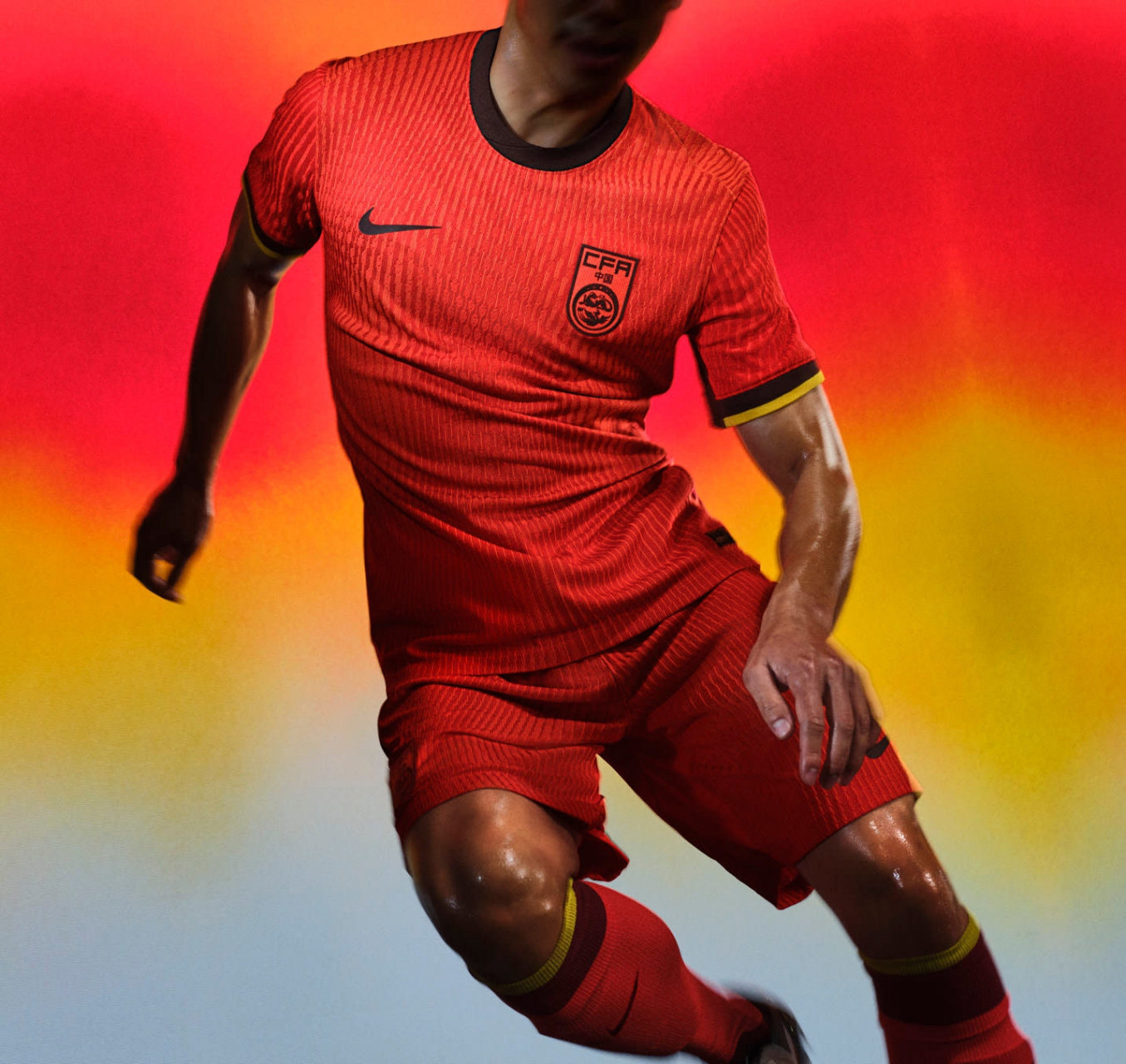 国足新球衣主场沿用红色配色,搭配黑色纹路.