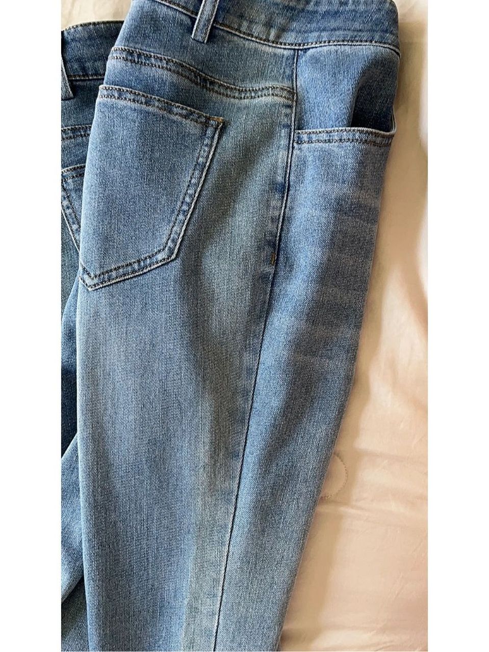 牛仔裤发黄了还有救吗01 新买的就穿了两次,还未下水洗过,今天拿