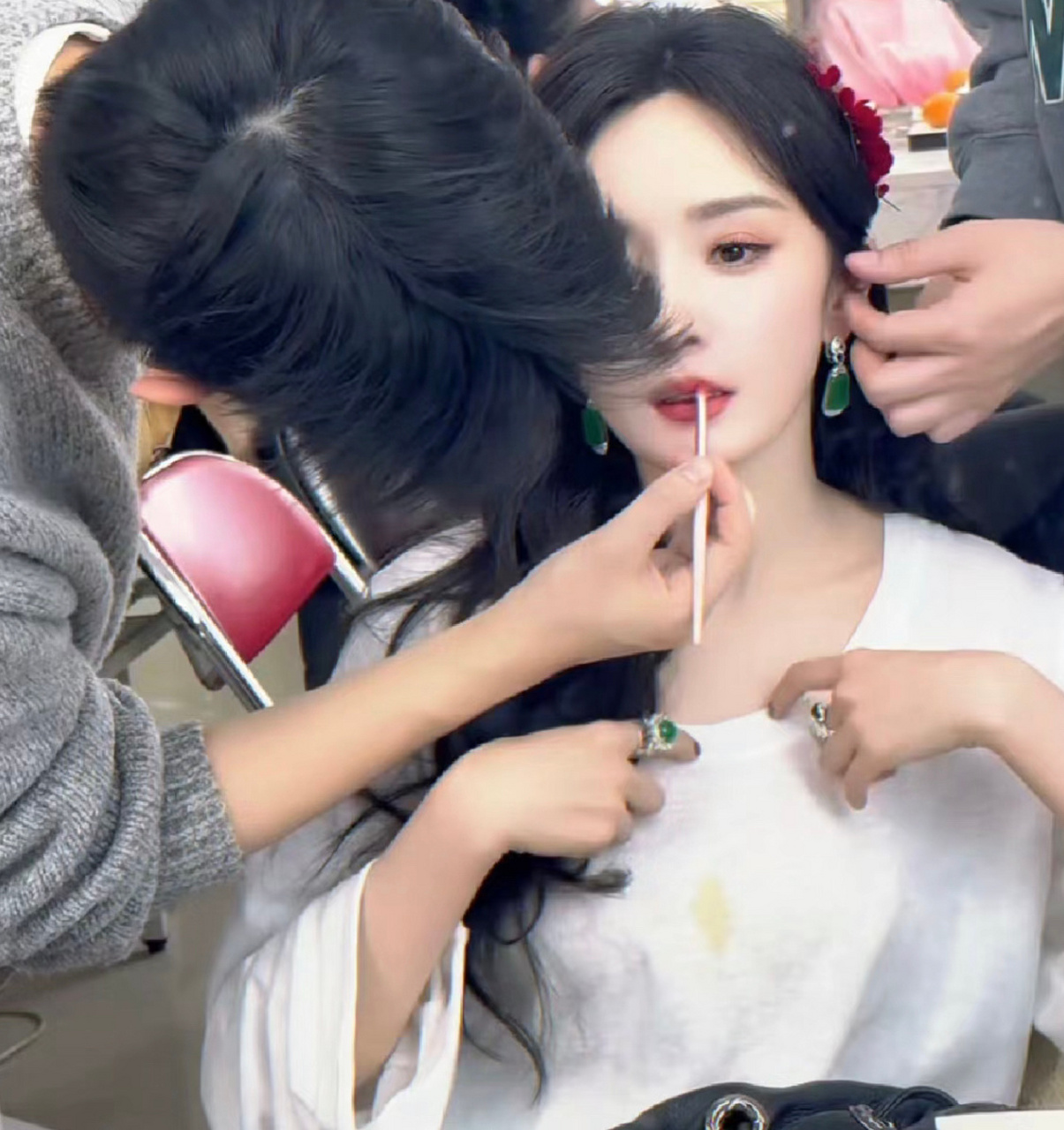 金鹤龙在杨幂脸上精雕细琢小心翼翼的动作,不漂亮也难了