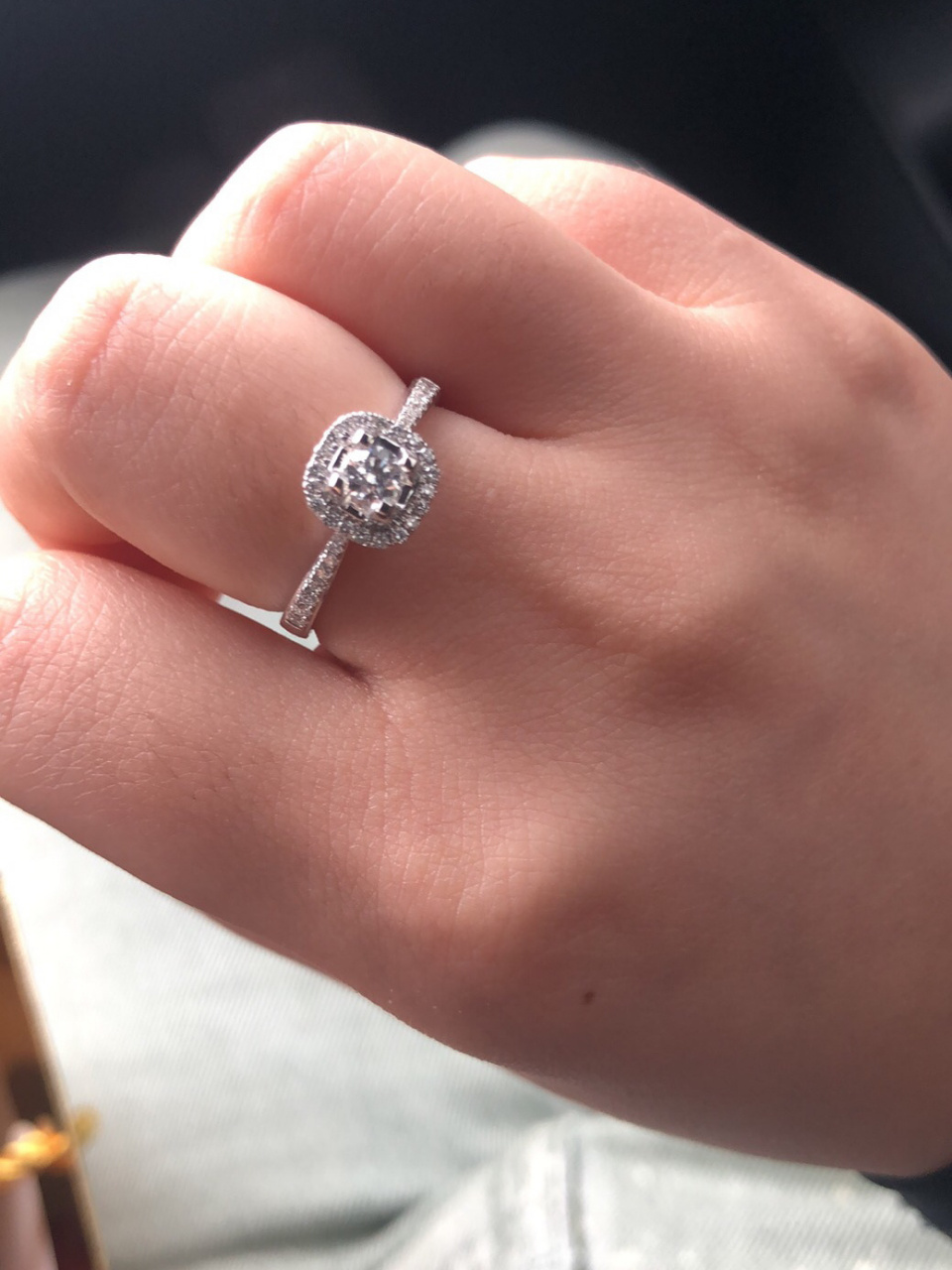 钻戒95老凤祥 公主方钻戒95老凤祥购入 30分 周围随钻衬托还挺显