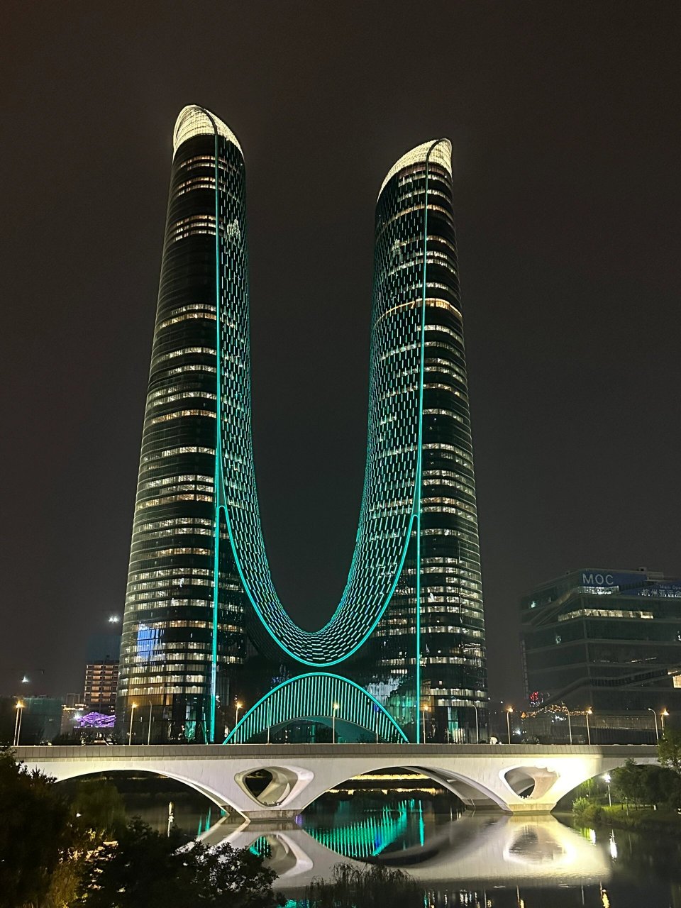 杭州大裤衩 杭州大裤衩太有赛博风内味啦～～趁现在亚运会没开始周边