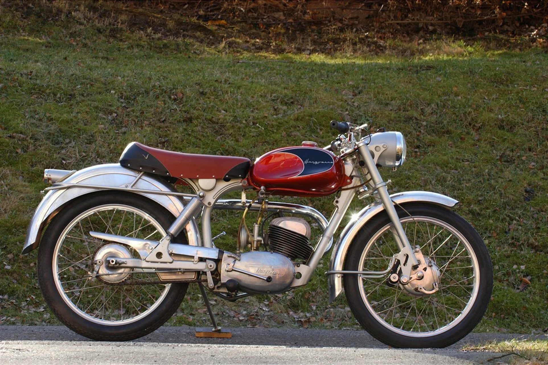 下面这4个东西是同一个人设计的  萨博99(萨博在北欧市场的第一款中型