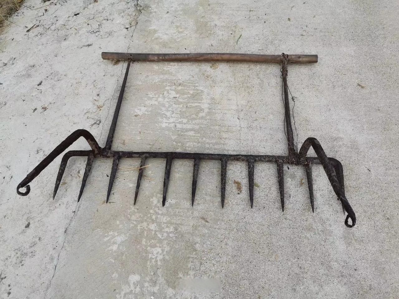 现在种田都用上机械化,高科技取代了牛耕地的活,耙地的工具只能当废铁