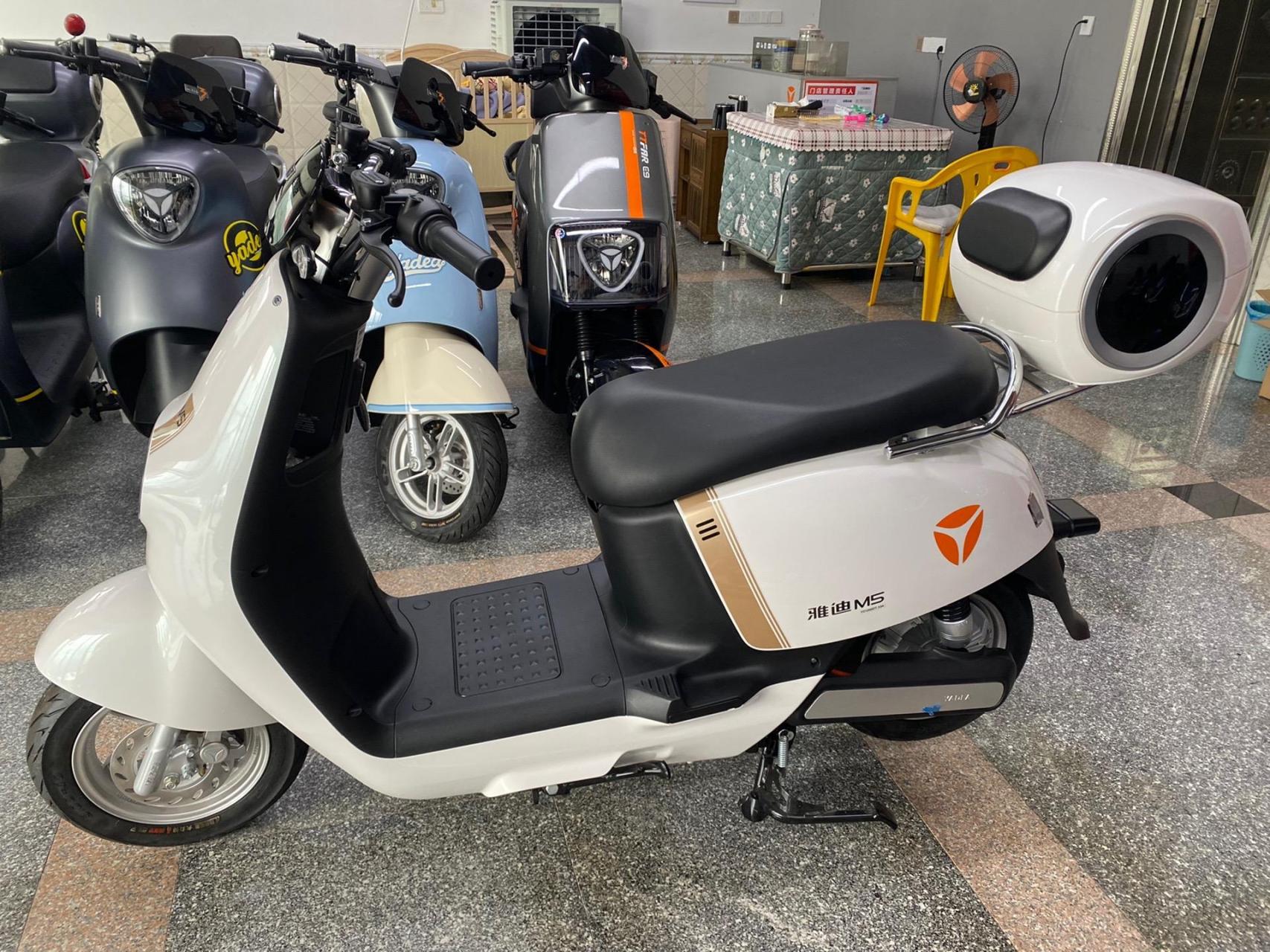 雅迪冠能m5,前后双对置钢碟刹1200w电机,80-100公里续航