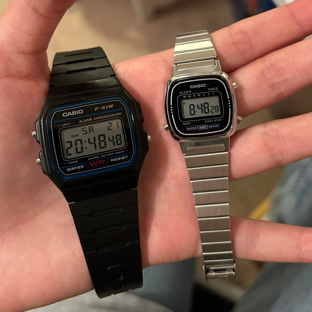 f91w是21年买的 不间断地带了两年半 先是表带扣烂了 后来表带也烂