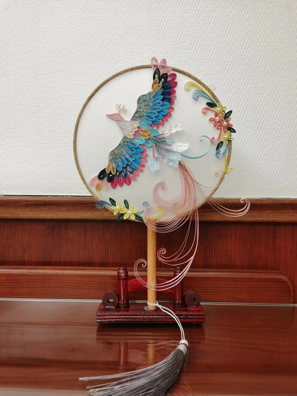 衍纸凤凰团扇 最近是长月烬明上头患者,做了一只剧里配色的凤凰,哈哈