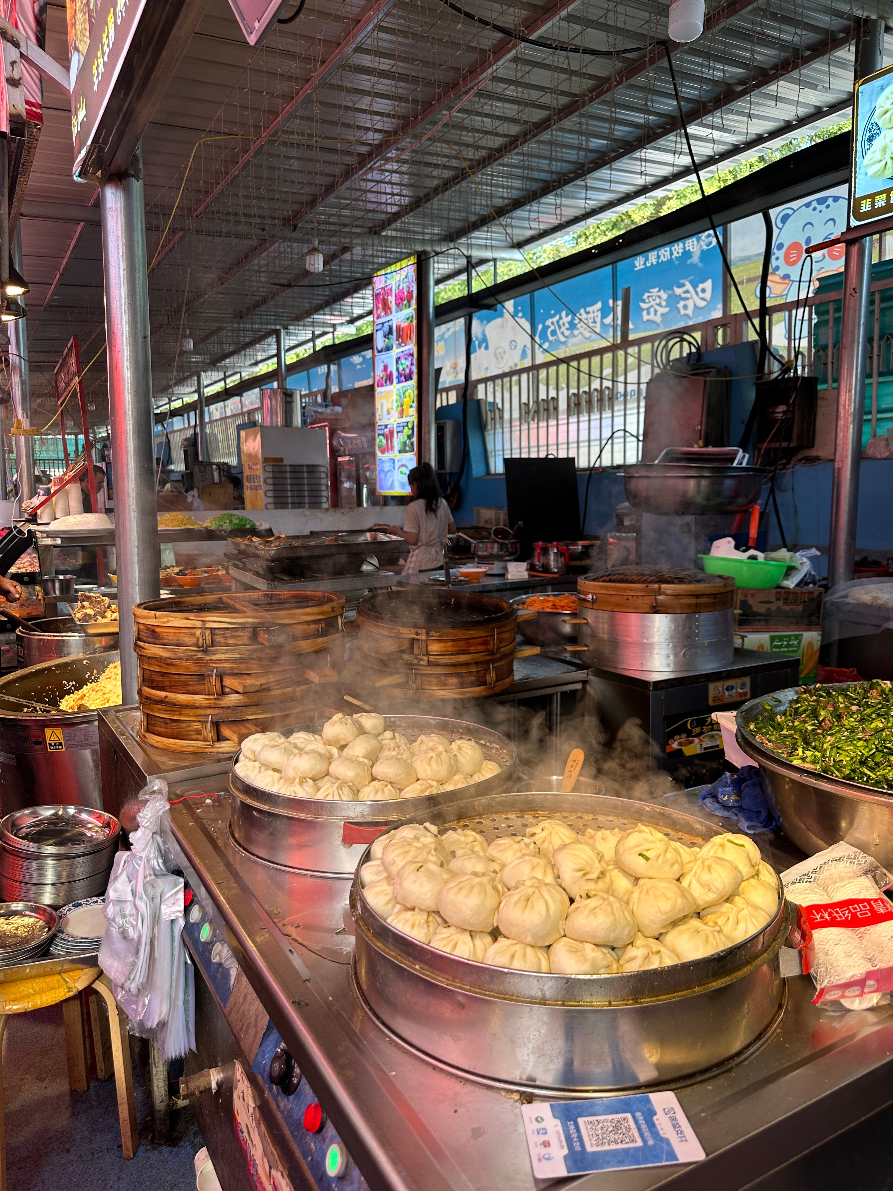 骄阳在20:10,依然让我头晕 汉人街的熙攘和炉灶上的热气腾腾却拽着我