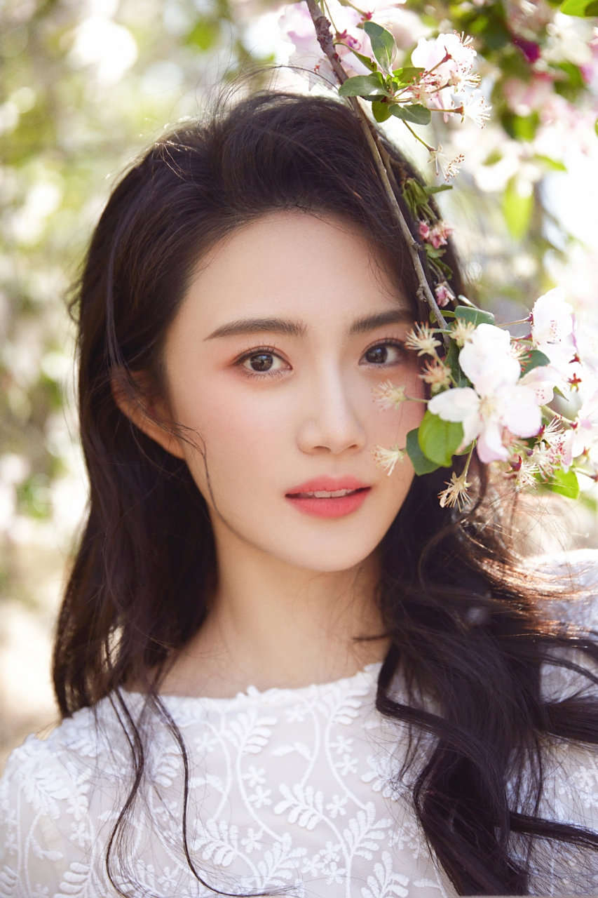 赵昕白色蕾丝印花裙壁纸组图