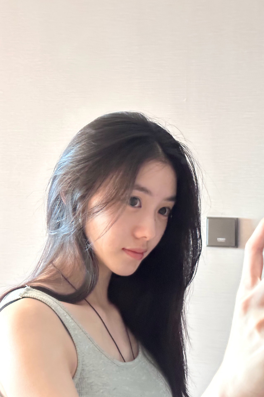 刘浩存背心穿反##刘浩存素颜对镜自拍live# 刘浩存说自己背心穿妨了