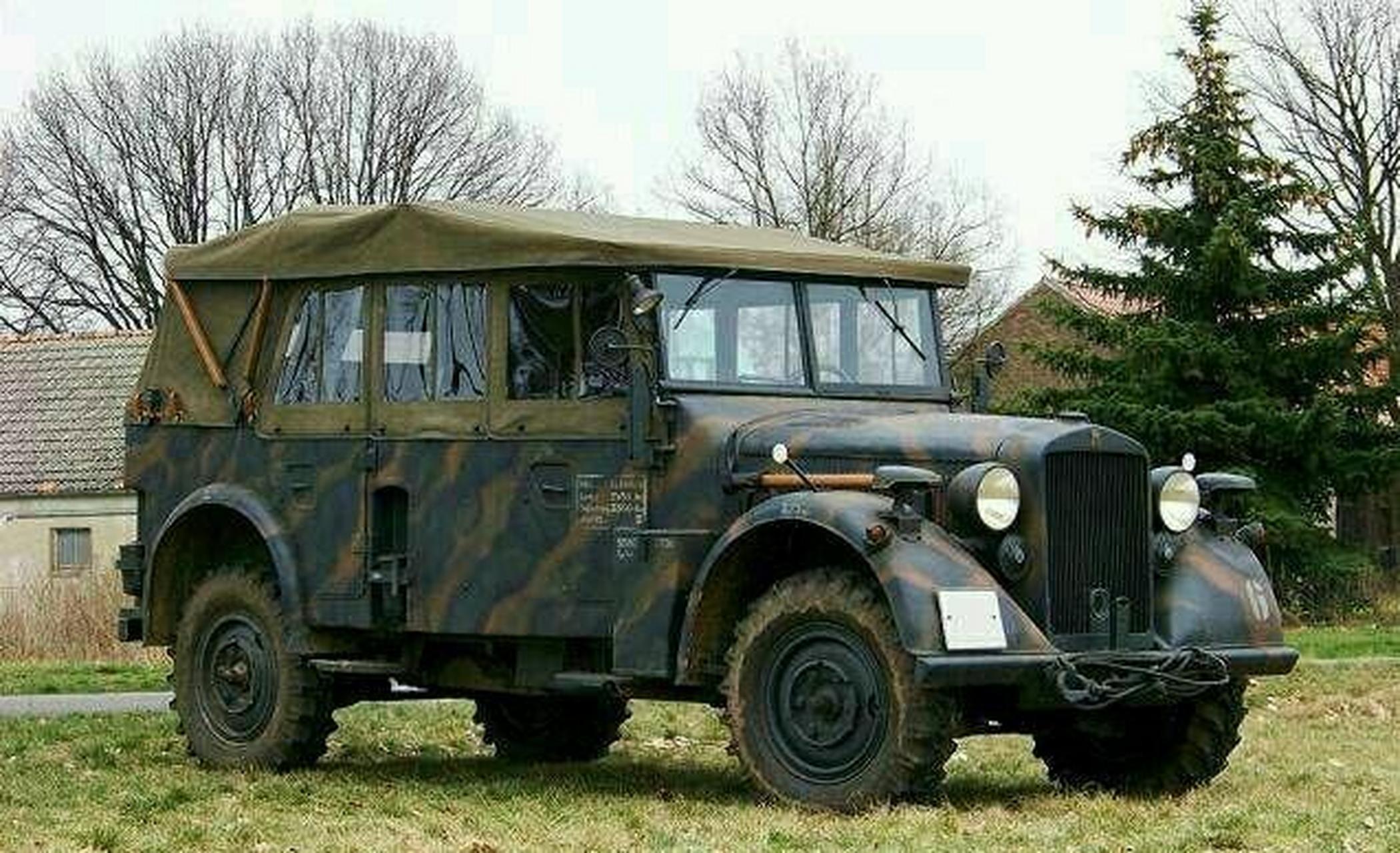 霍希901野战指挥车由德国研制,是二战时德军所使用的一款优秀汽车,全