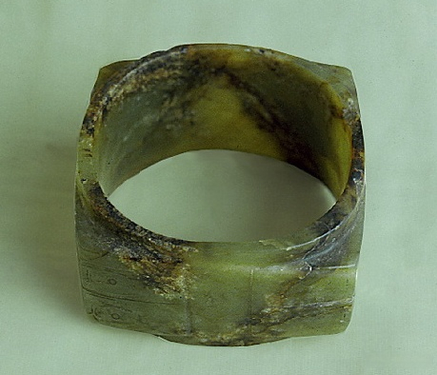 芦山峁出土的玉琮,明显沿袭良渚文化的玉琮,虽然远在西北边陲,依旧是