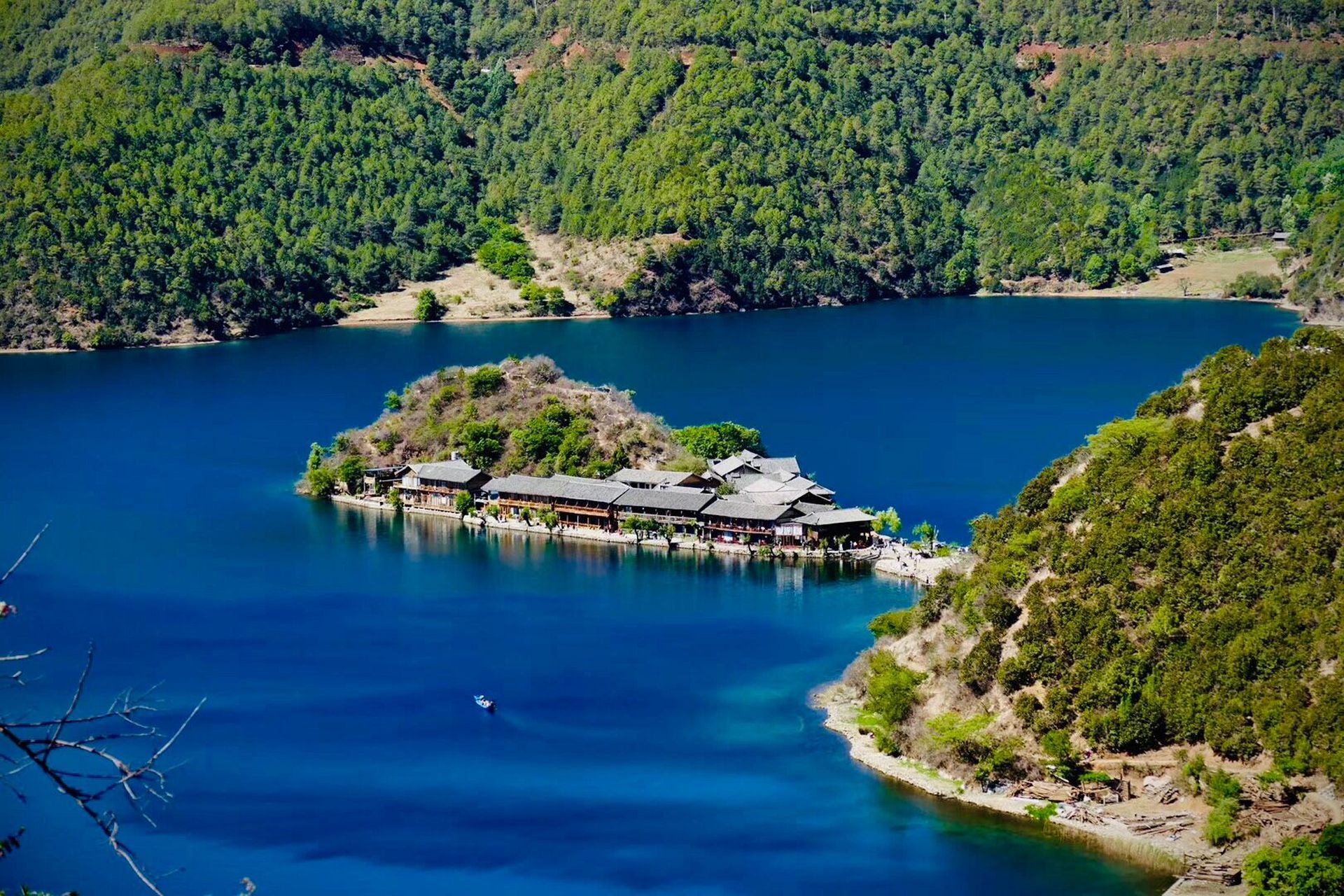 县与云南省宁蒗县交界处,为川滇共辖,湖东为盐源县泸沽湖镇(原左所区)