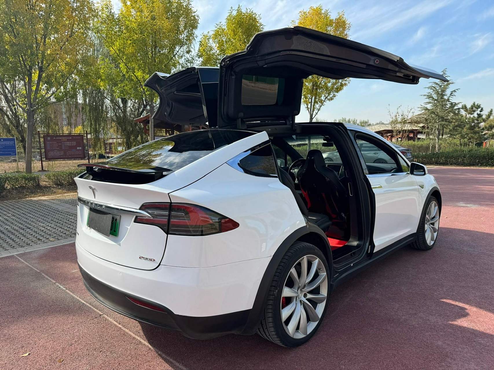 16年特斯拉model x,p90d版本,车况精品,经典白外黑内,鸥翼门设计,性能