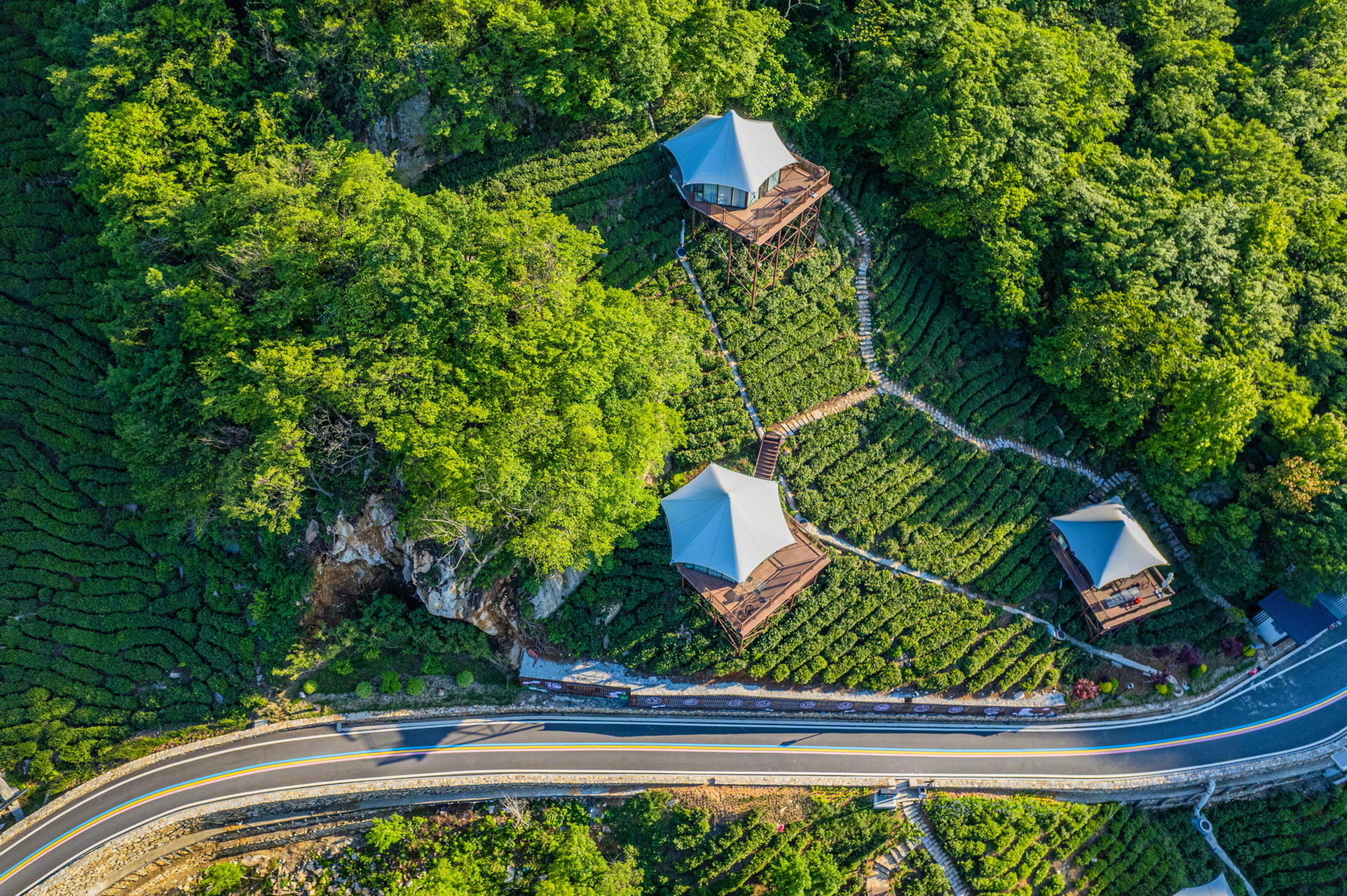 信阳的民宿有多豪横#坐落在信阳山中溪边的民宿,有的以河石砌墙,河砂