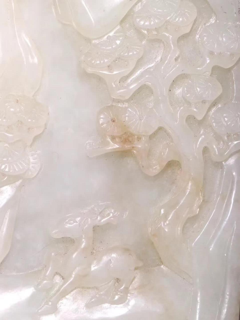 此件玉插屏摆件,整体尺寸带座高达24厘米,宽度为13厘米,尽显大气磅礴