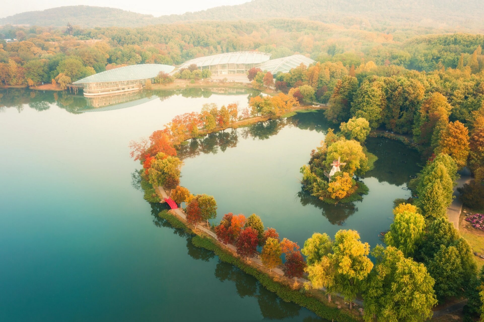 南京植物园前湖秋色 前湖乌桕堤,位于南京中山植物园南园前湖畔,仿佛