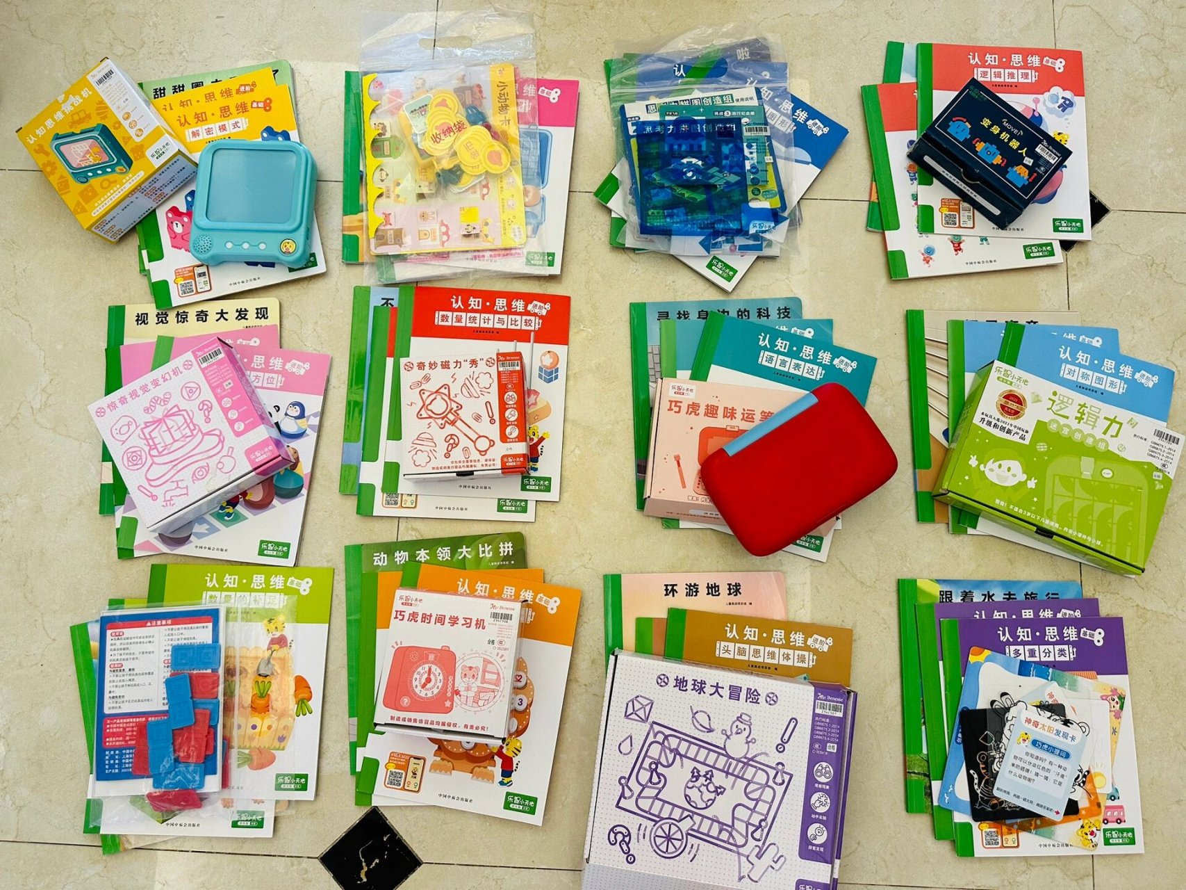 闲置巧虎4-5成长版 9成新哦,如图, 每个月三本书➕一个玩具.
