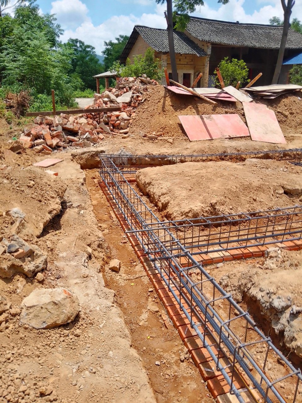 农村新建房子地基钢筋笼子已经扎好 又来更新啦!