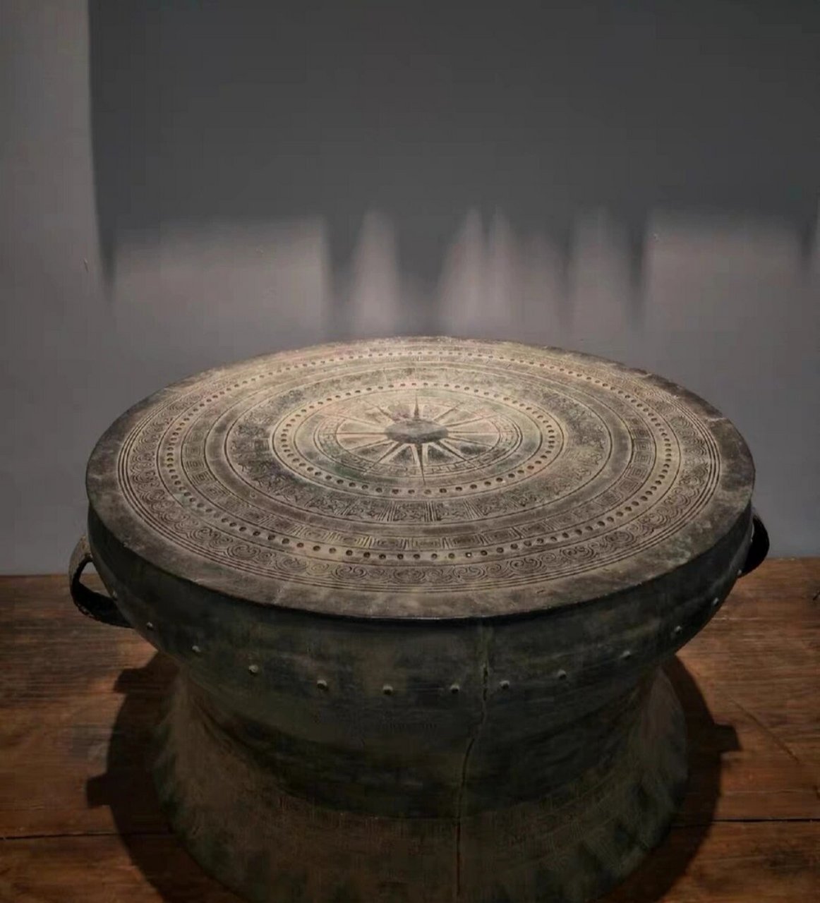 广西壮族铜鼓,直径48cm 高27.5cm. 文人空间陈设雅器!