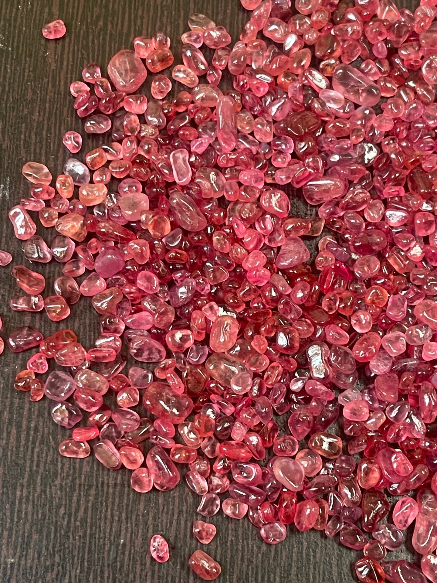 重量:960克拉 12元/一克 越南尖晶石96 重量:960克拉 价格:12元/一