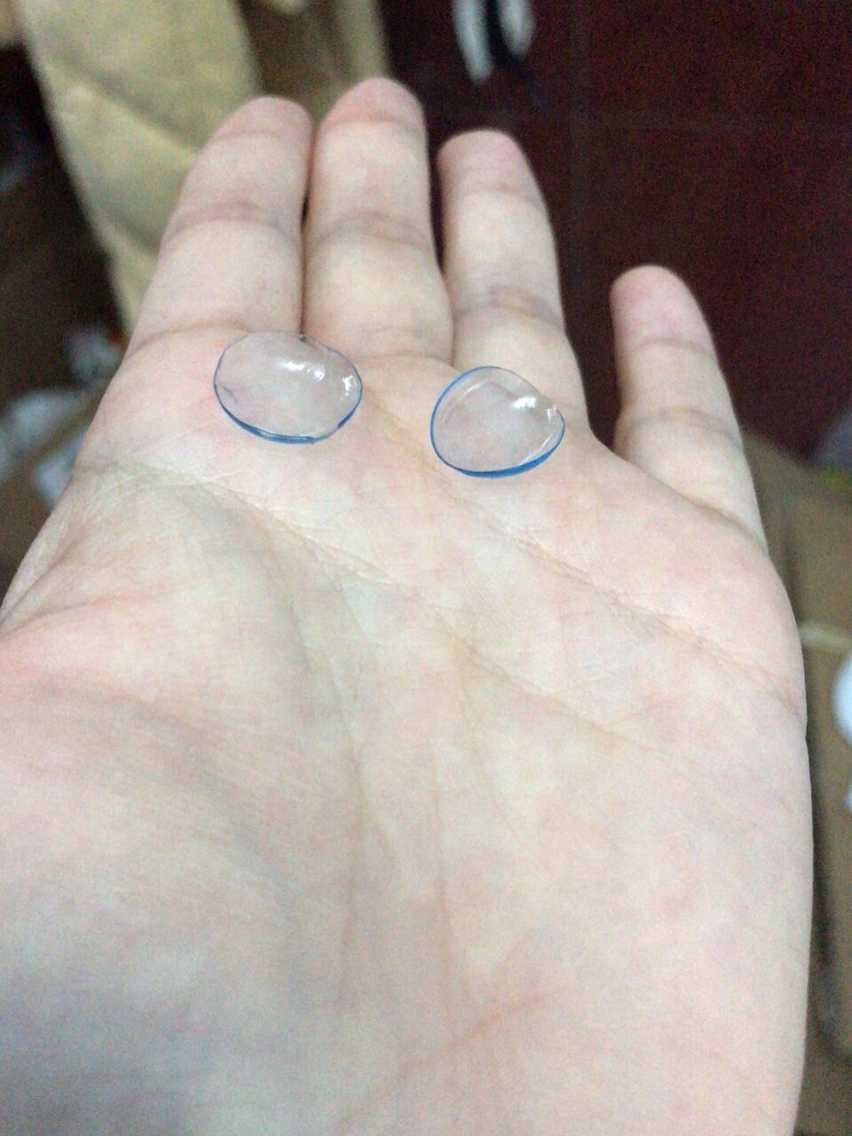 第一次戴隐形眼镜,我真是太难了 因为要拍婚纱照所以买了隐形眼镜来