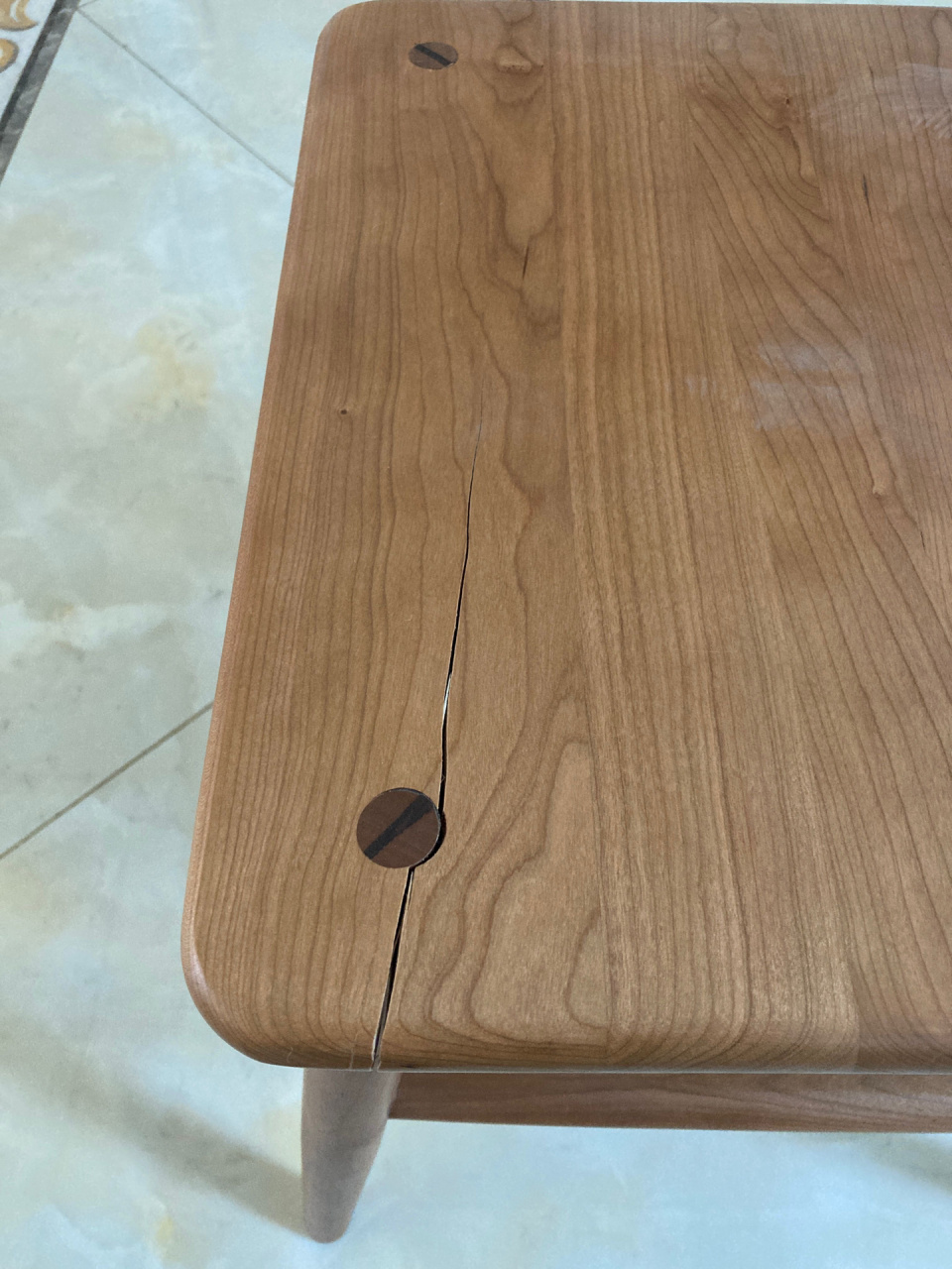 实木家具开裂是否是质量问题,业界没有通用的规则,在购买之前务必和