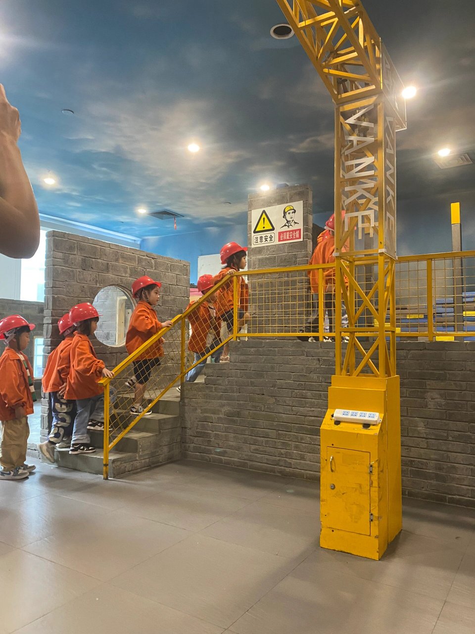 百度地图导航到嘟嘟城,下了地下车库,因为早,车位随便挑,近电梯口上去