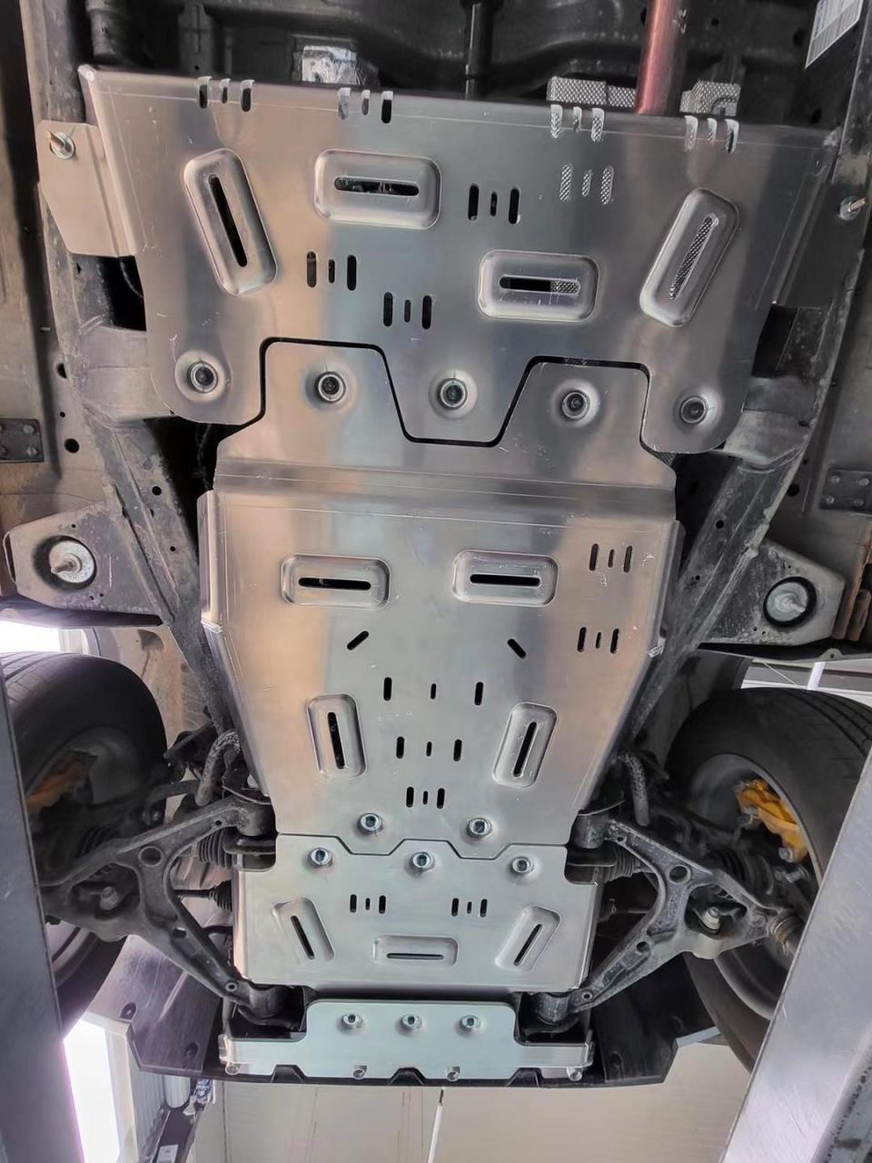 新款bj40四代铝镁合金底盘护板上市.