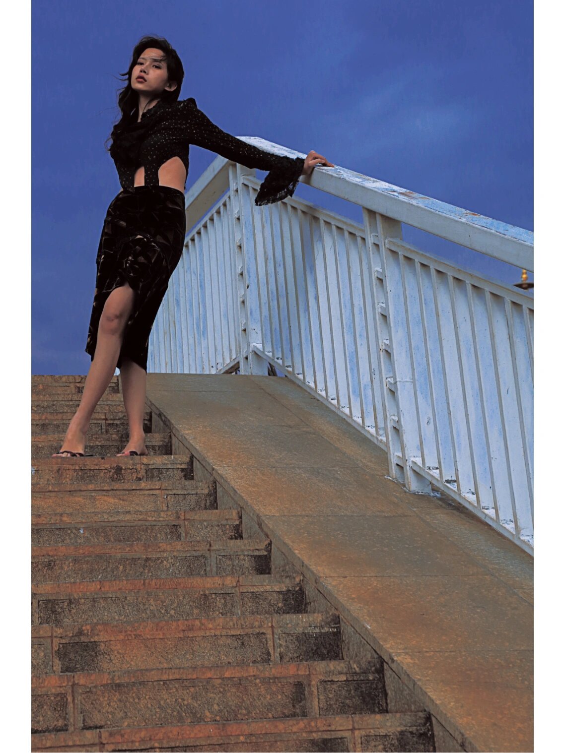 在桥上拍照也能拍出画报复古感,下面我整理了几个桥上拍照的姿势,角度