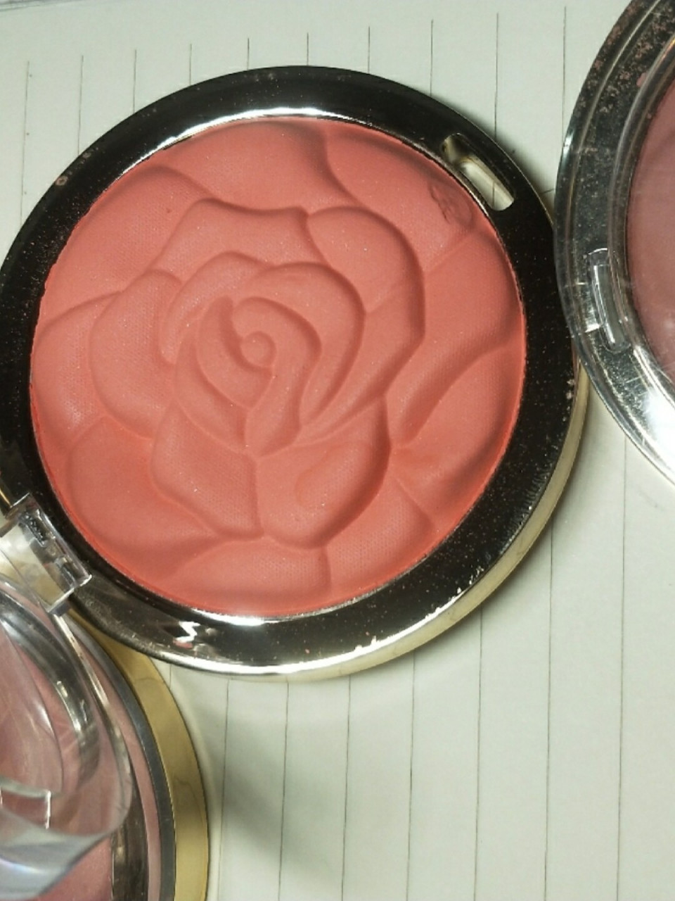 milani真的好让我失望啊 大花腮红这么久负盛名,我以为真的是粉质很好