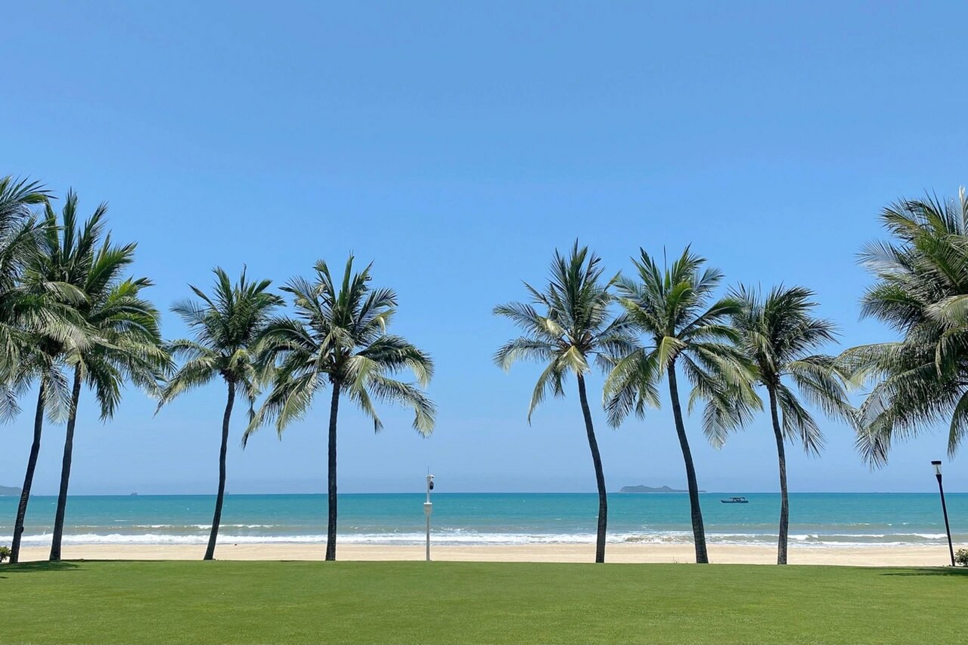 来到三亚当然是要走走椰梦长廊,不用门票,很多拍照的点,找个空旷的