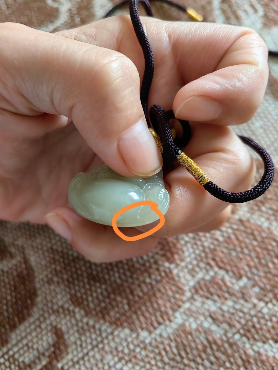 和田玉佛公有气泡 和田玉佛公有气泡是真的懂的亲可以帮忙看看吗?