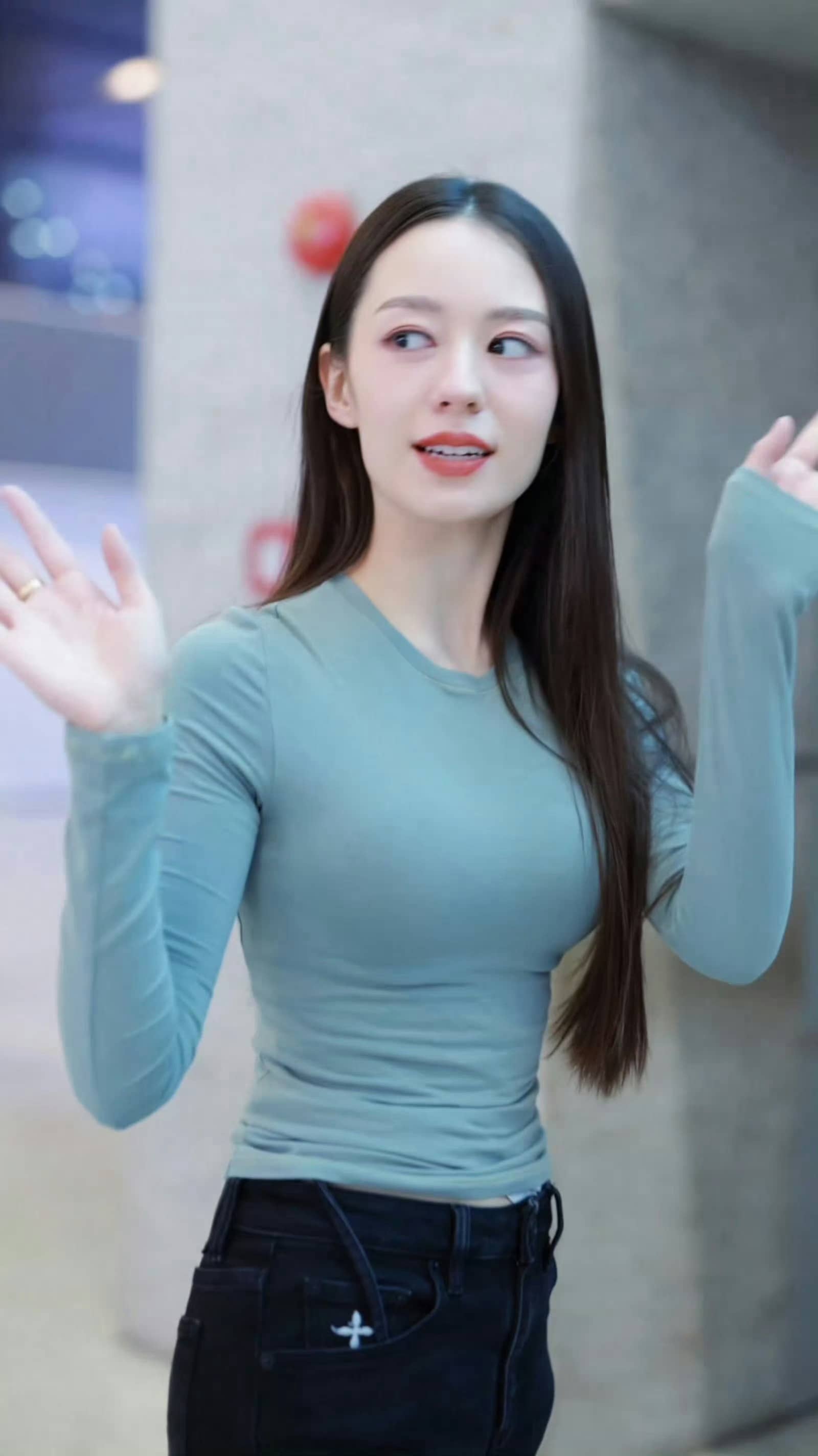 吉娜爱丽丝机场私服穿搭