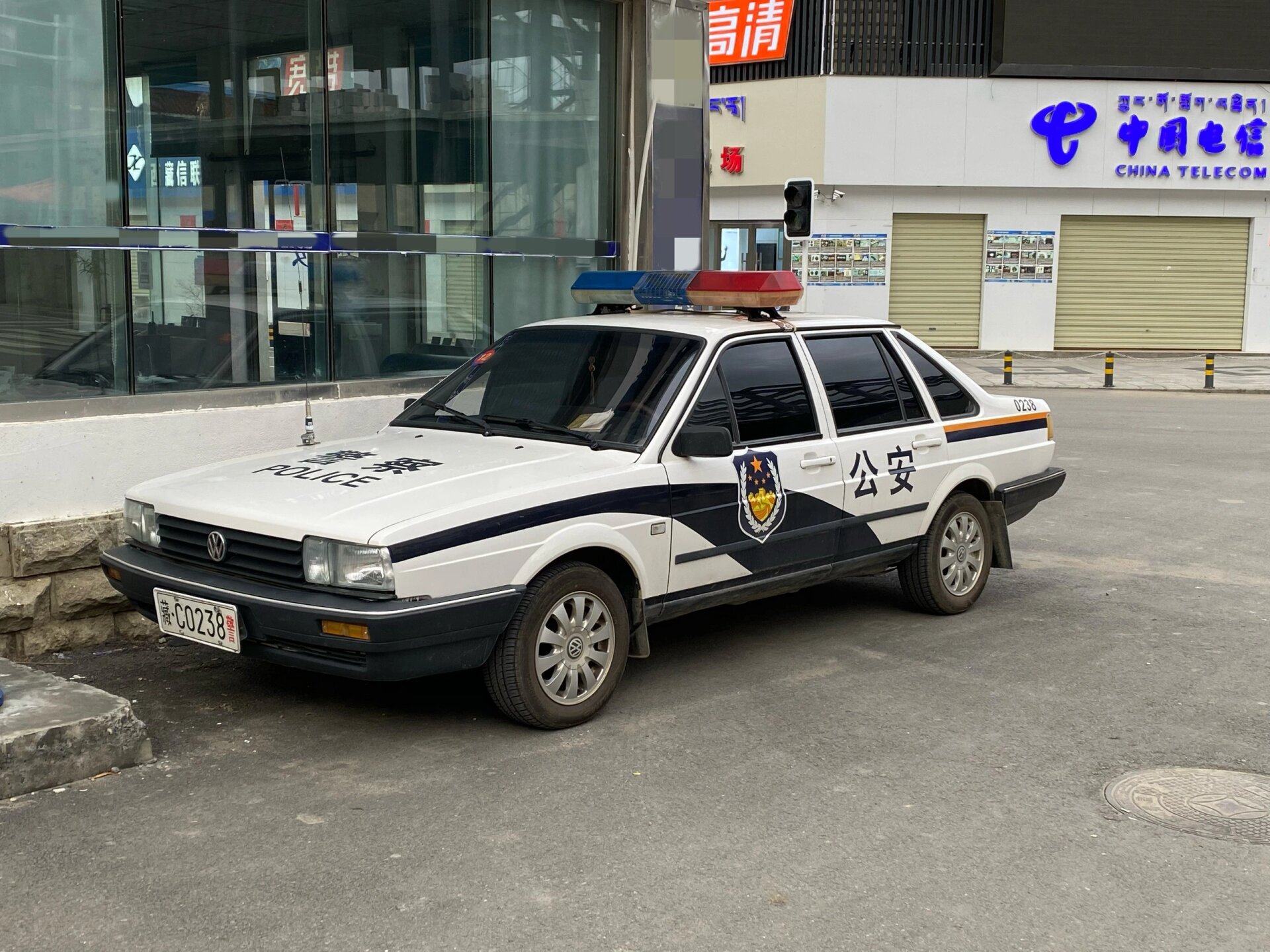 青藏高原的普桑警车
