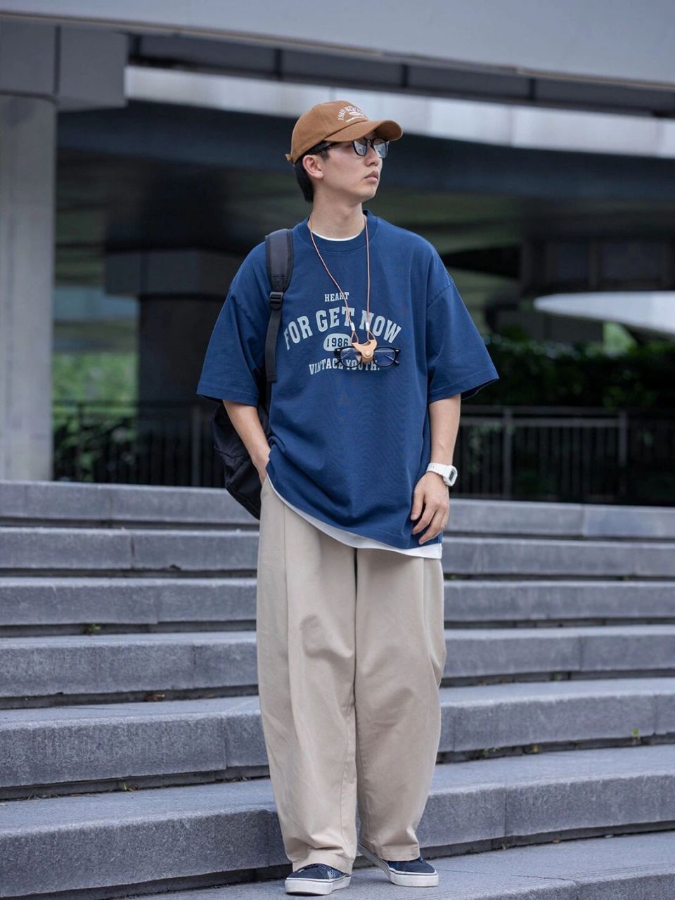 99内搭一件白t,领口和