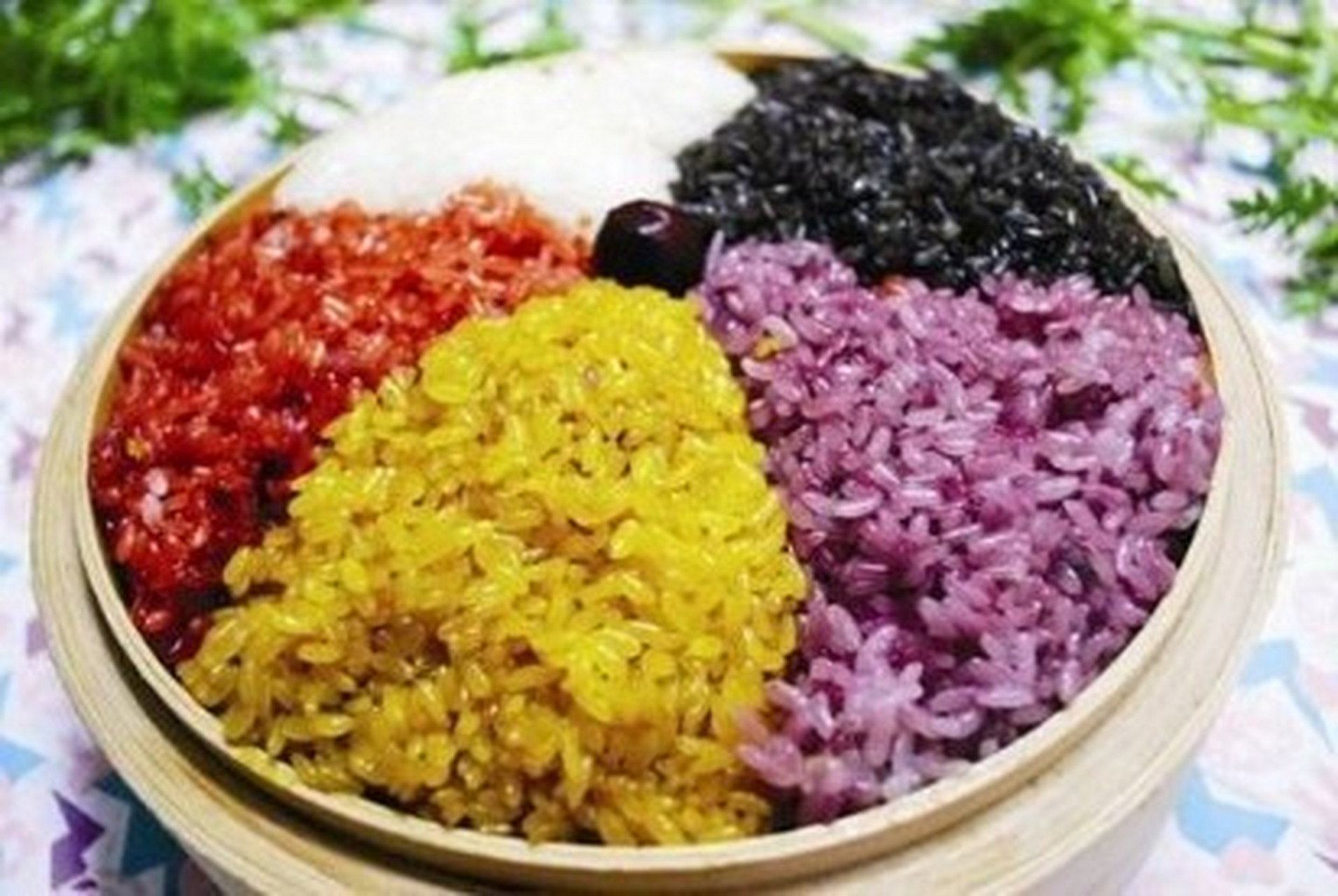 苗家三色饭 苗家三色饭 三色饭是海南苗族独有的食品,极具苗族风味