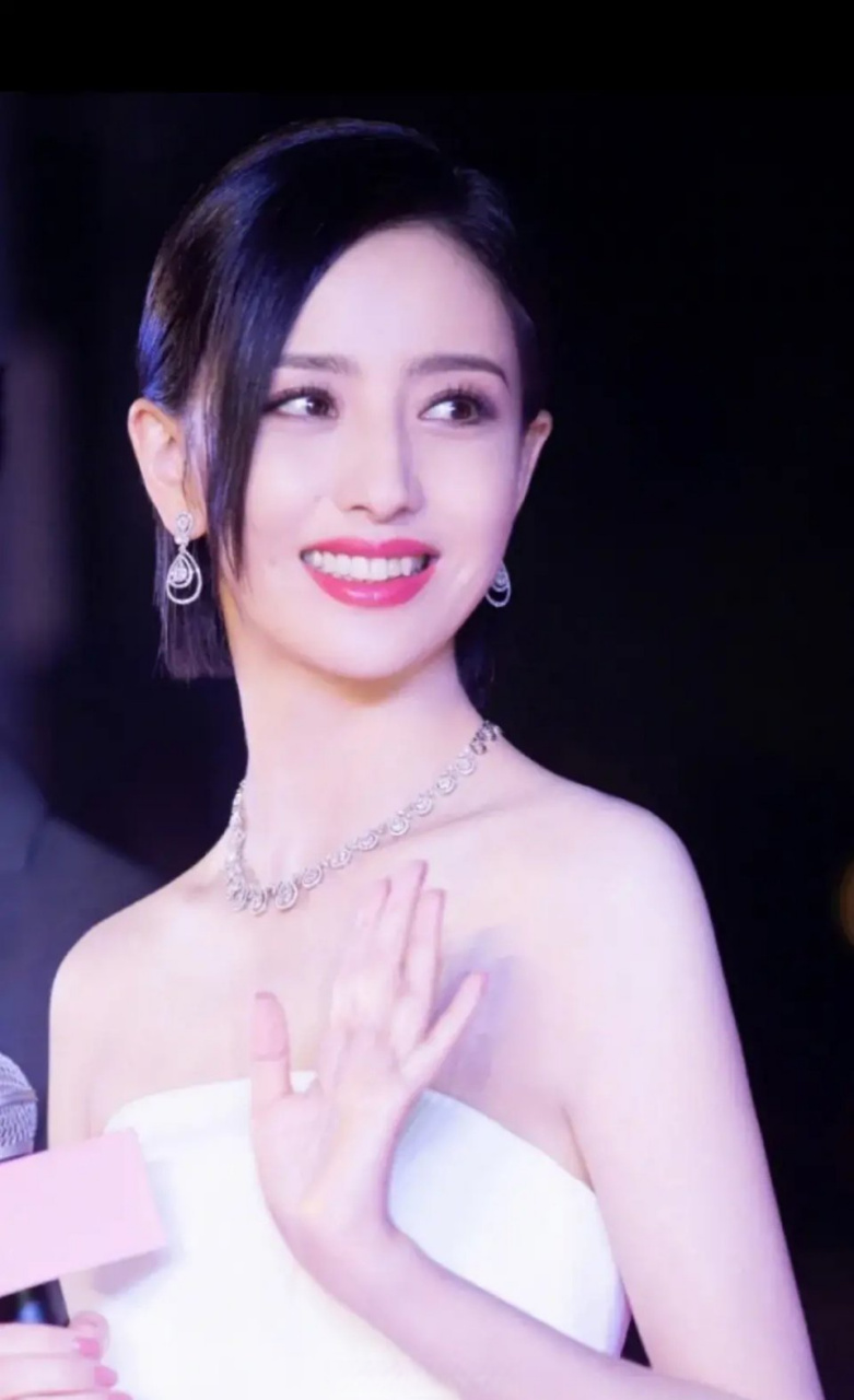 佟丽娅既是影视演员又是舞蹈演员,才艺佳人,白色抹胸吊带裙很抢眼,秀