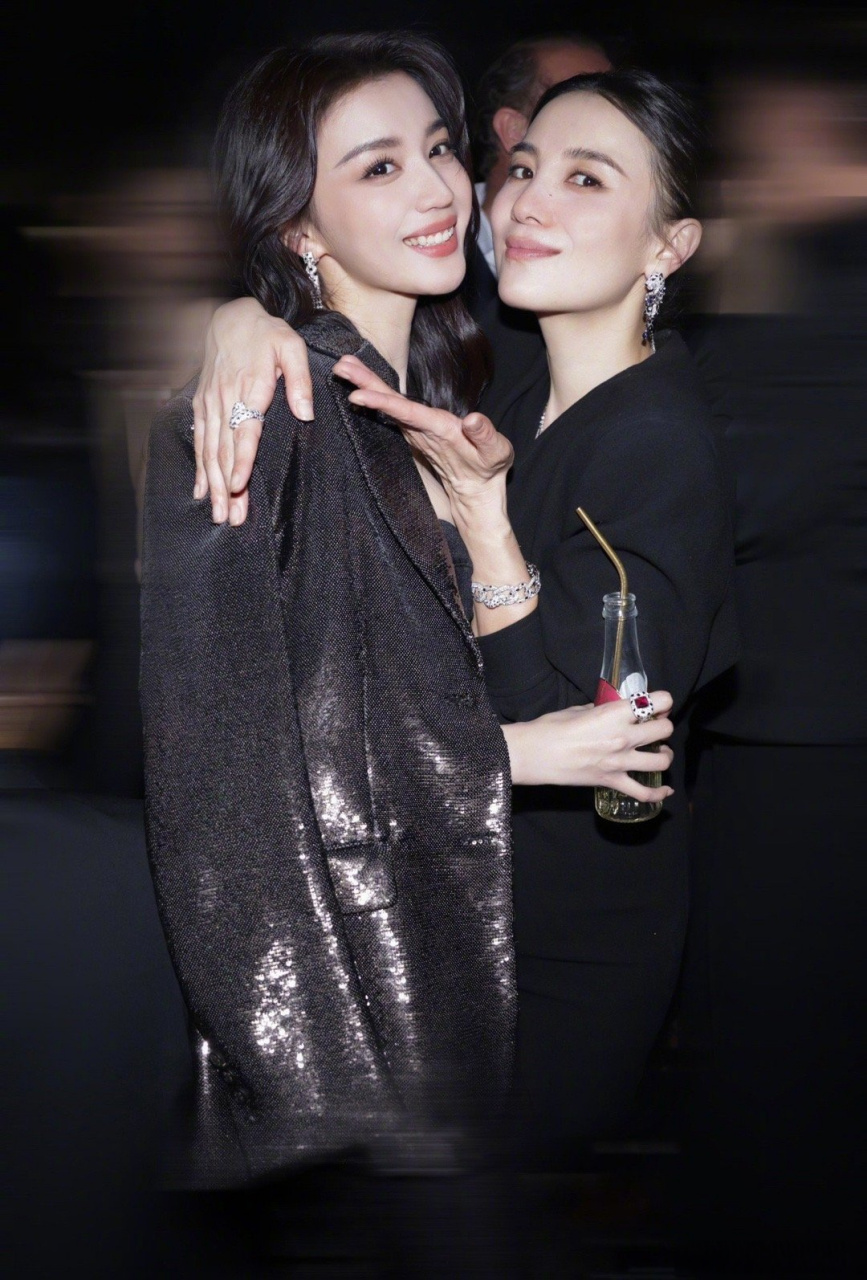 宋佳自称全演艺界最爱合影的人#宋佳晒晚宴和李现,谭维维,王楚然